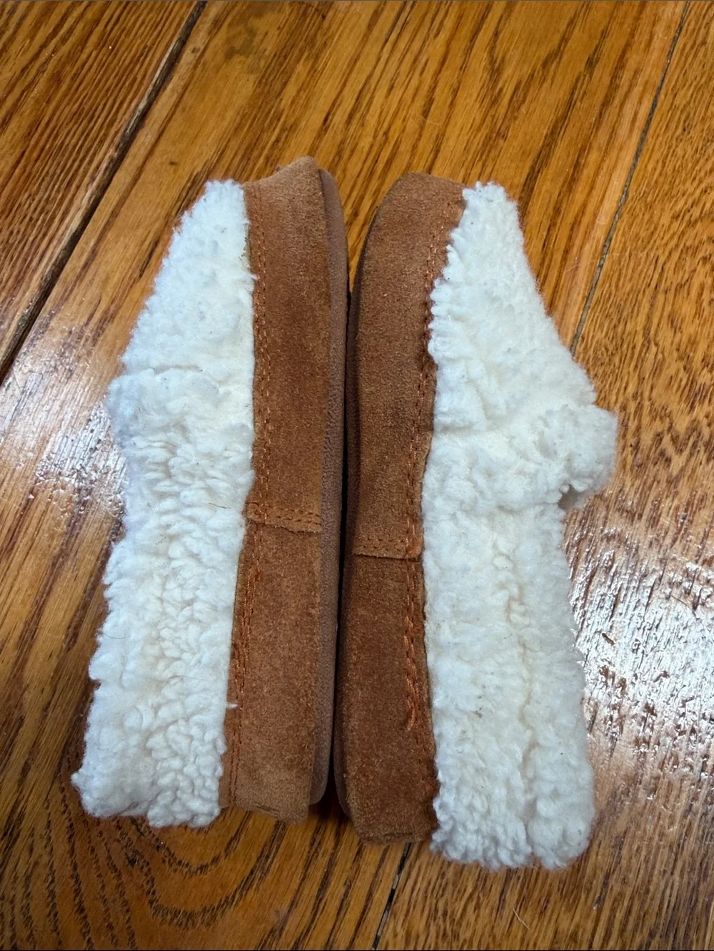 Acorn brand kids moccasin style slip on house shoes. Great condition. Size 10-11
